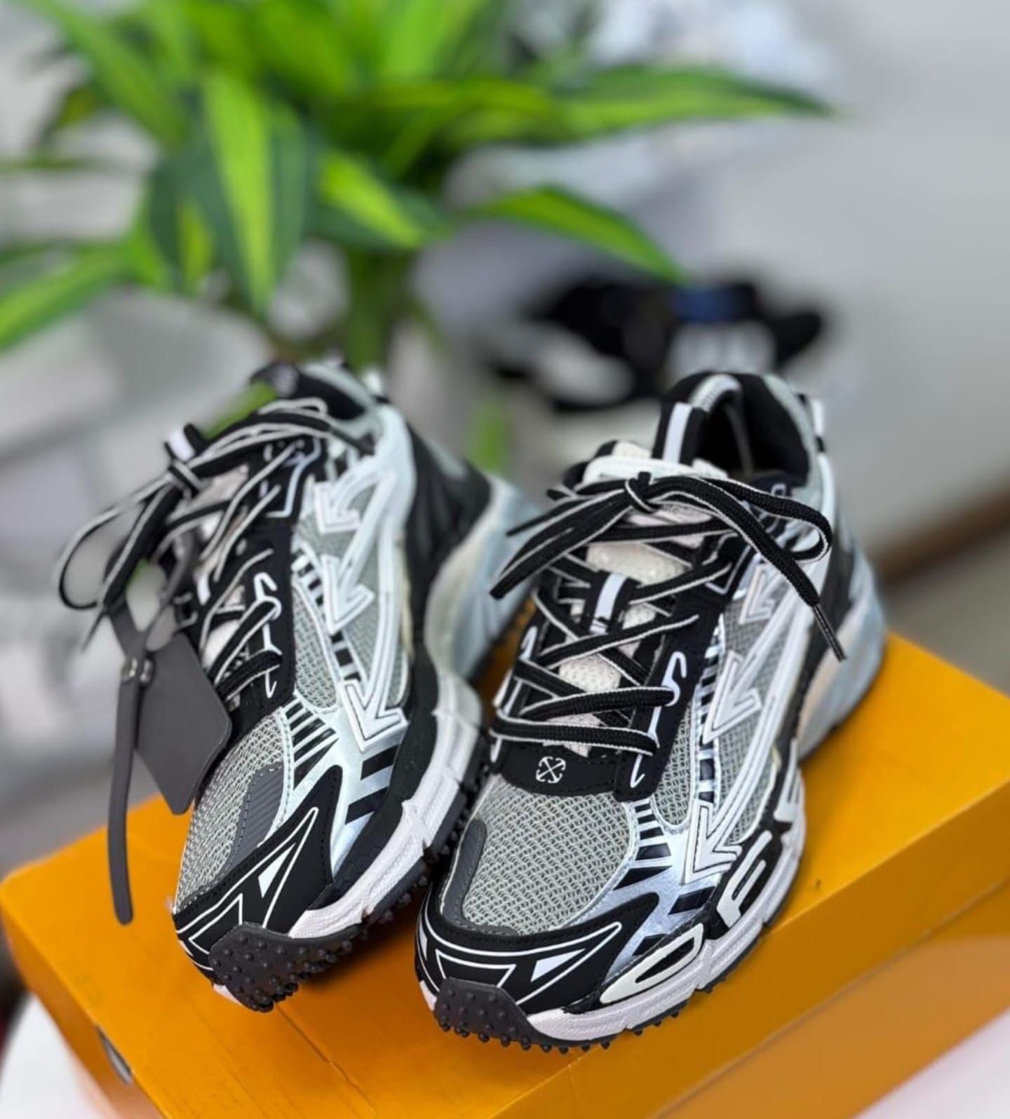 Off White Be Rigth Back